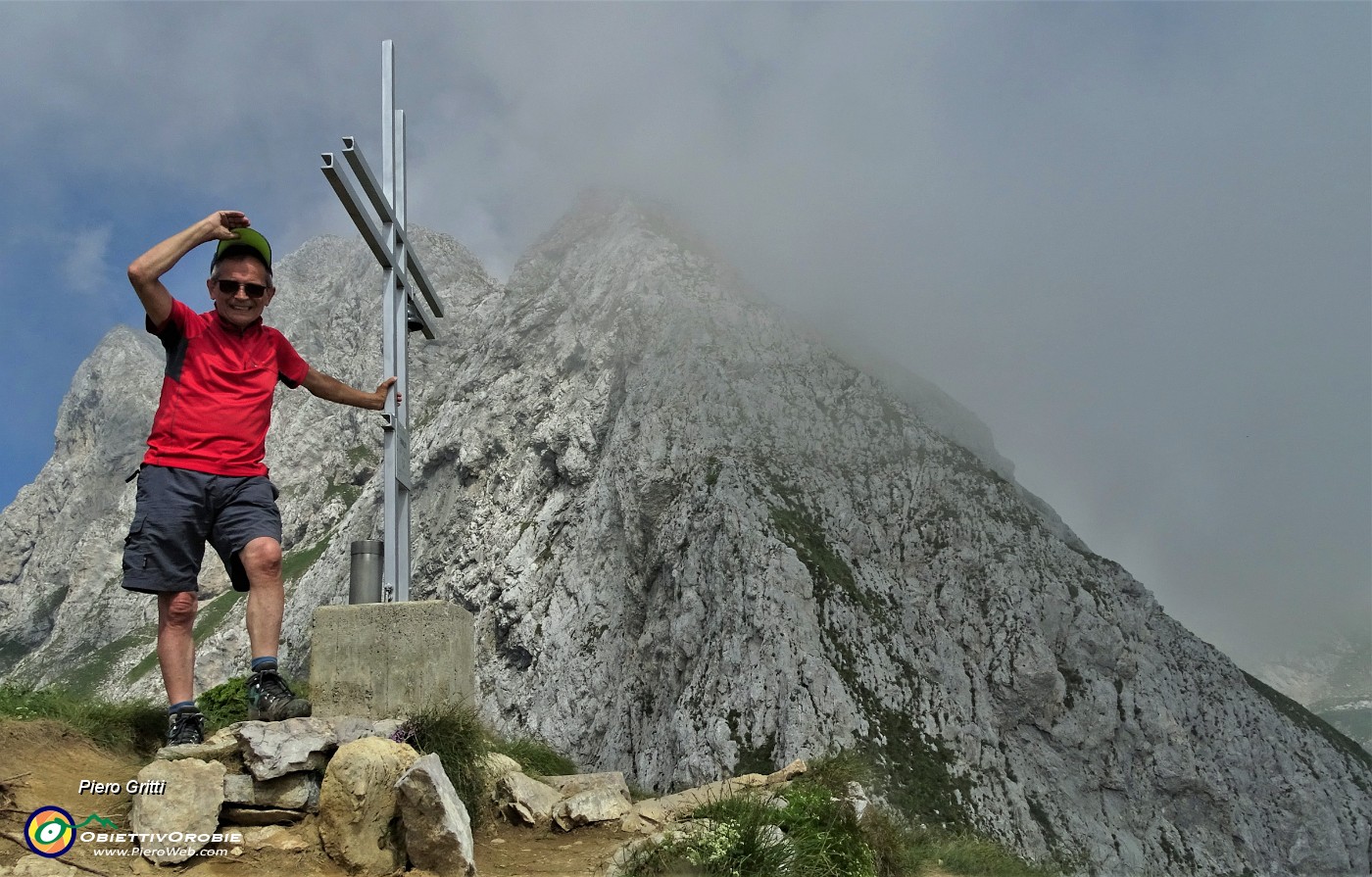 71 Alla croce della Bocchetta di Corna Piana (2100 m).JPG -                                